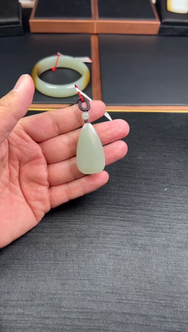 【闪购商品】和田玉吊坠(赠链)未镶嵌且末微色差近矿