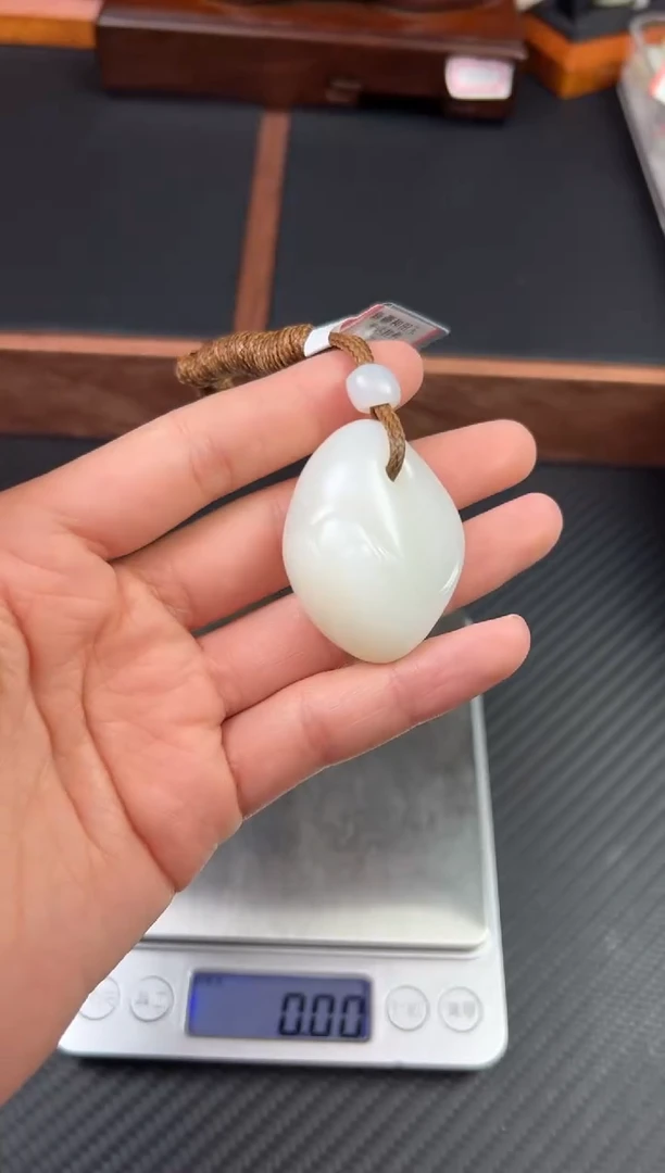 【闪购商品】和田玉吊坠(赠链)未镶嵌且末微色差米达