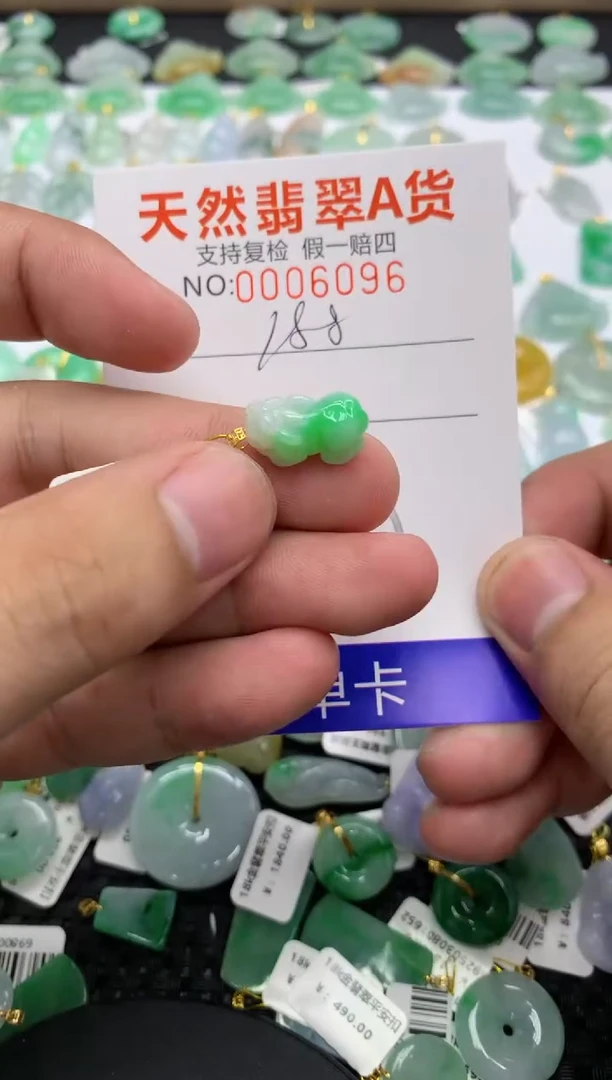 翡翠18K金镶嵌颈饰111111111111