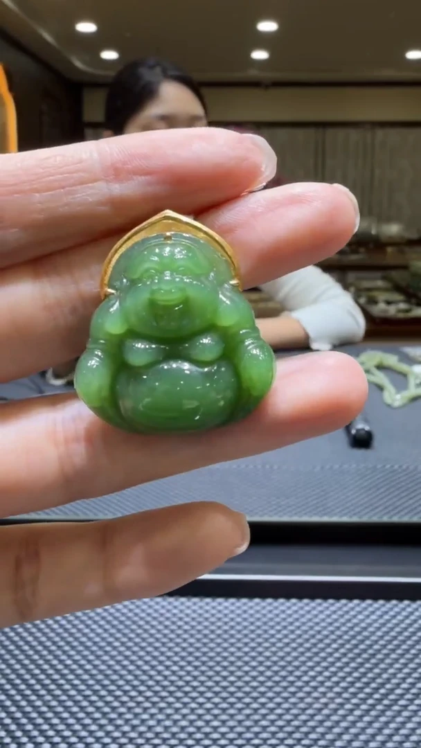 颈饰18K金镶嵌和田玉挂件