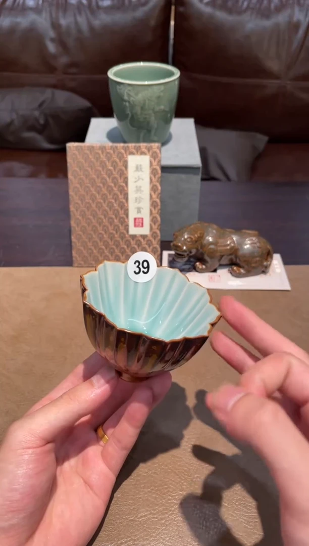 39窑承龙泉青瓷双釉花口杯