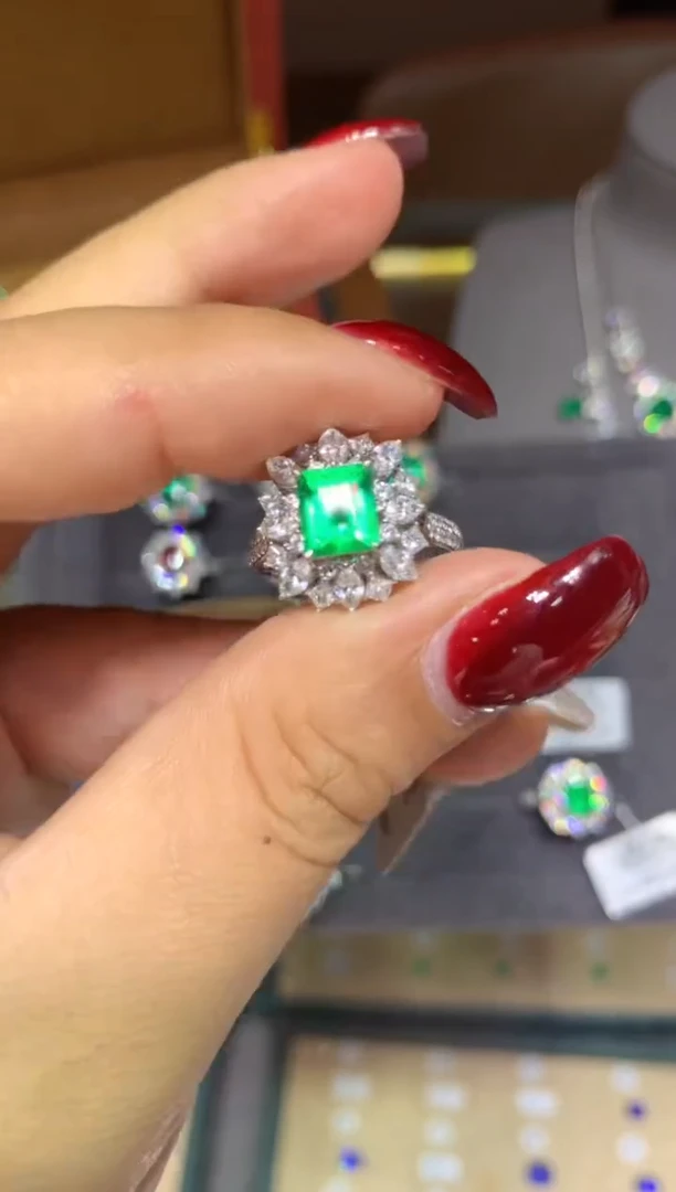 18K金镶嵌戒指祖母绿1.06ct