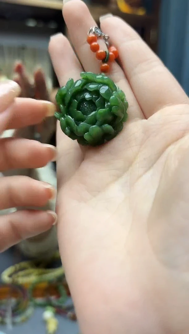 颈饰未镶嵌和田玉和田玉雕花吊坠QC