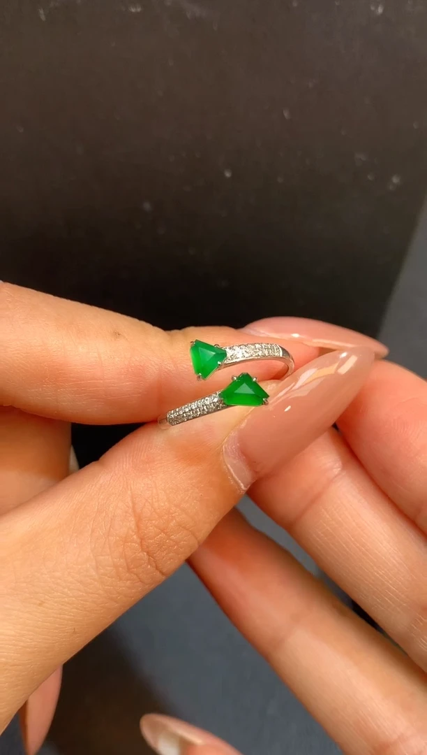 18K金镶嵌戒指翡翠戒指