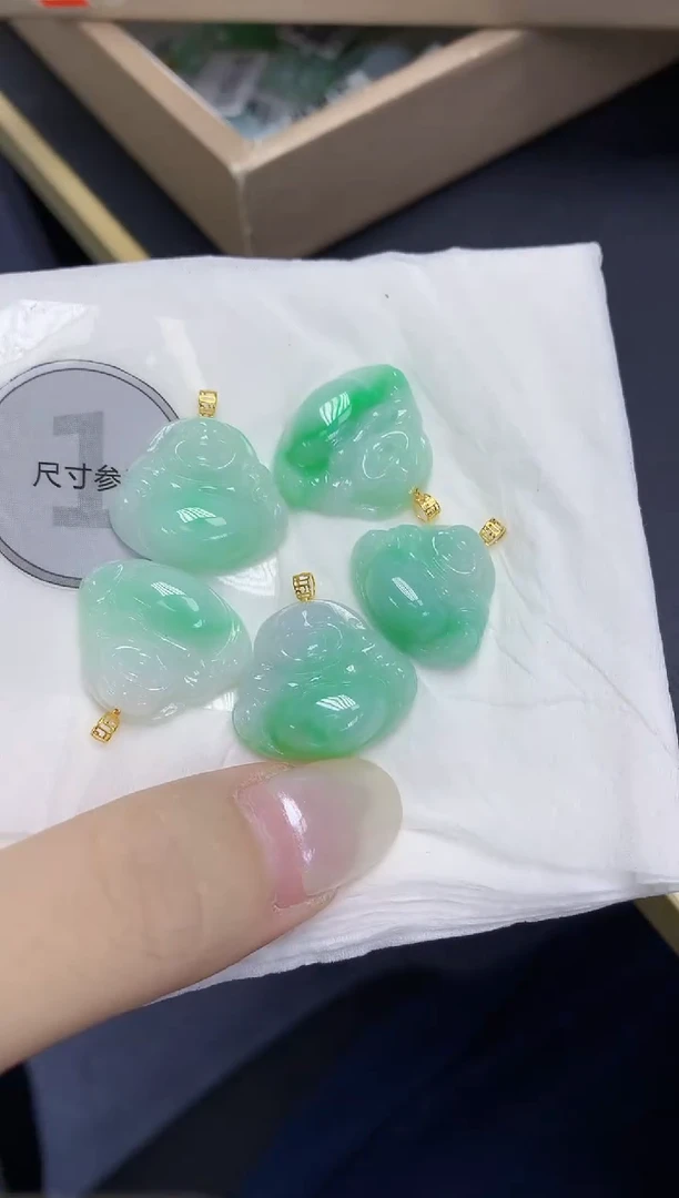 翡翠18K金镶嵌颈饰天然缅甸翡翠A货多样性发其一