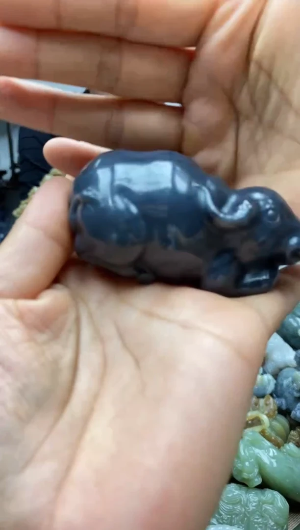 和田玉未镶嵌把件有裂纹