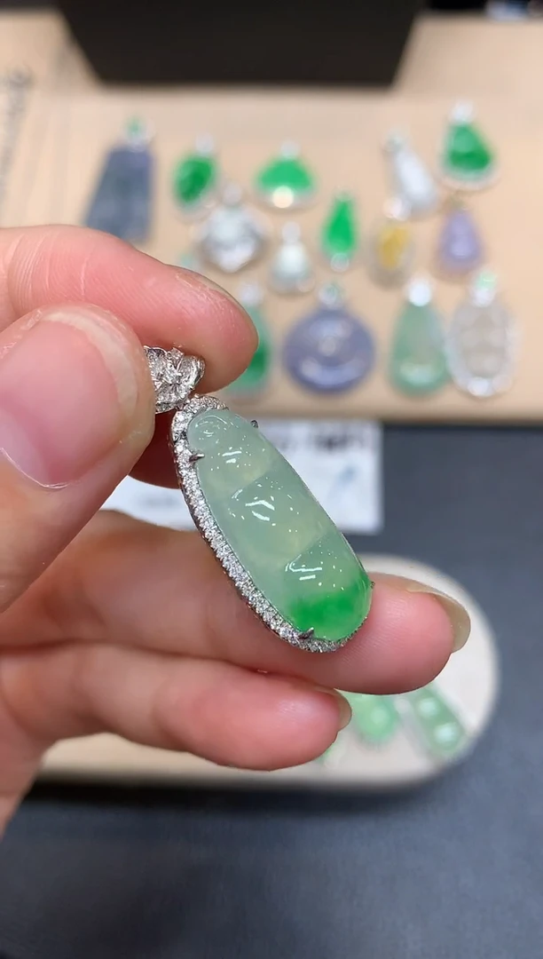 颈饰18K金镶嵌翡翠福豆【无服务费