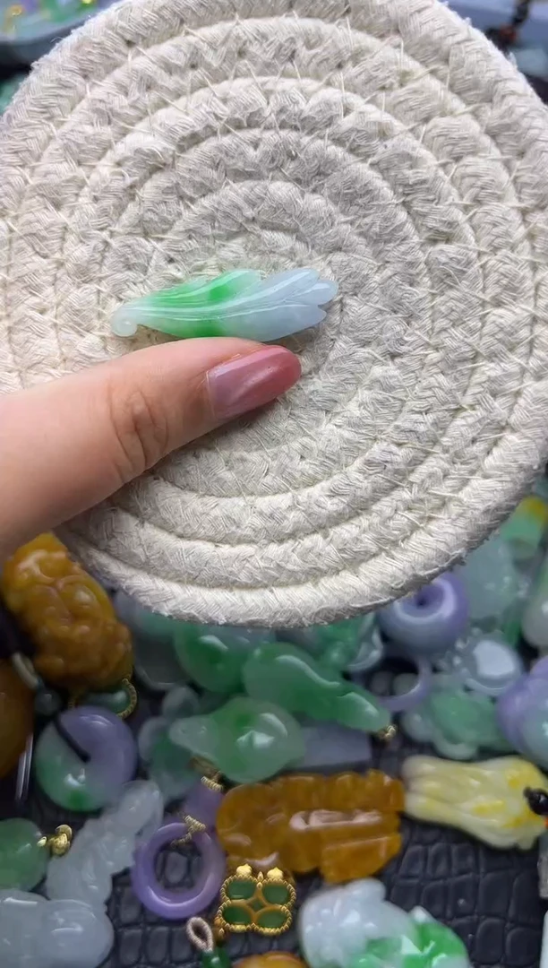 颈饰未镶嵌翡翠天然缅甸翡翠吊坠