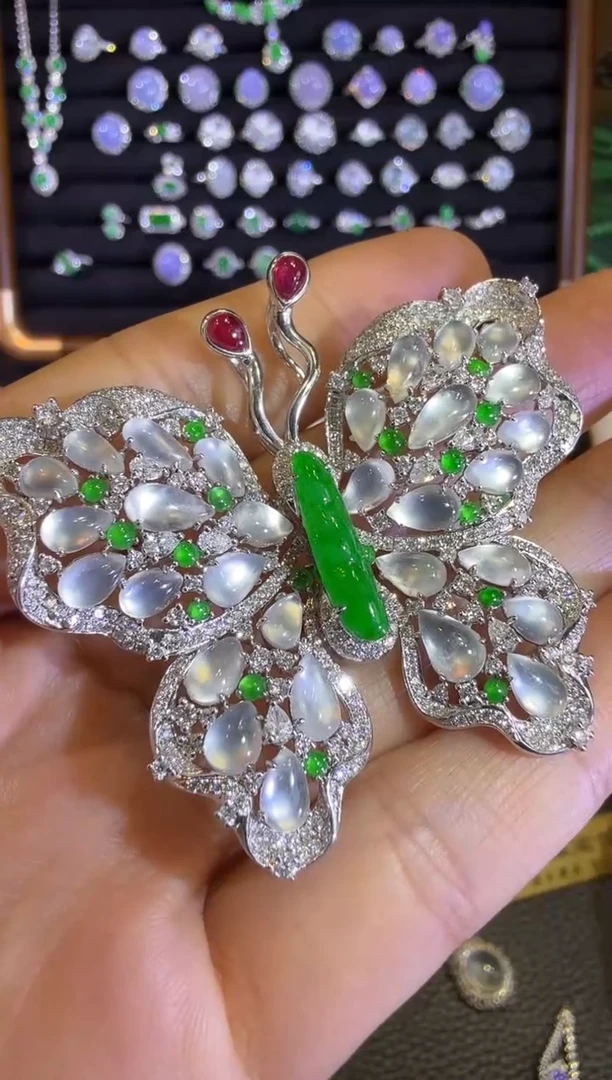 【闪购商品】翡翠吊坠(赠链)18K金镶嵌满绿玻璃种蛋面蝴蝶两用