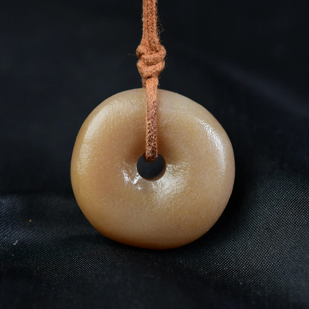 精品 和田玉且末糖仿古平安扣吊坠