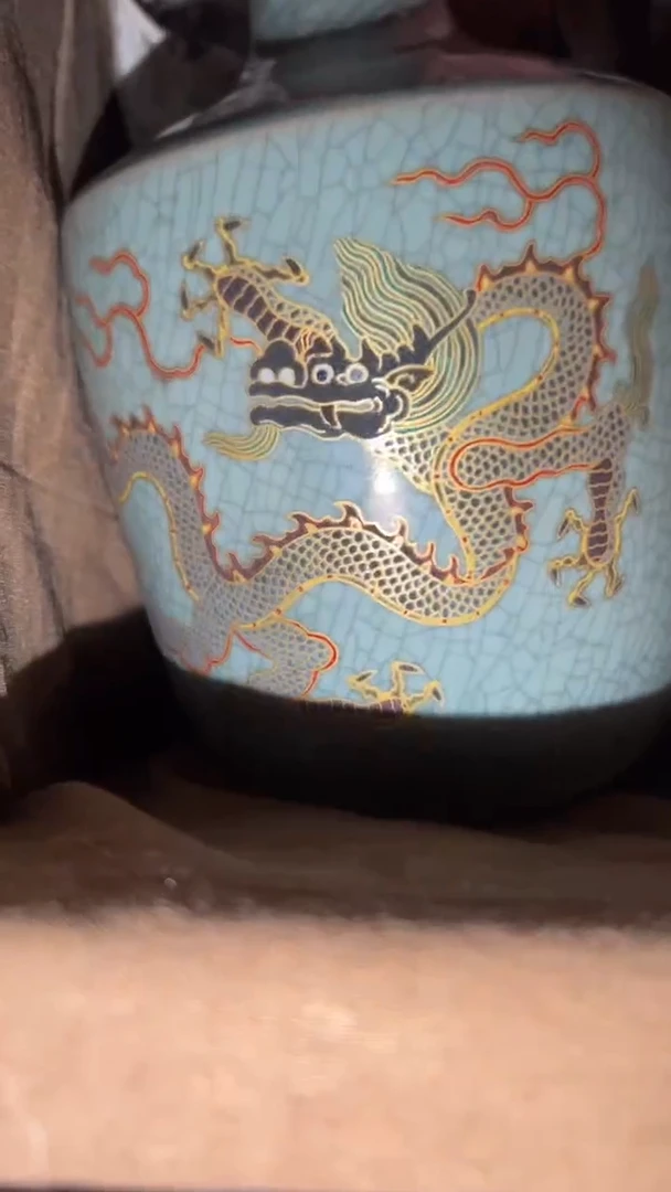 陶瓷荧光防伪，就是宝石磨成粉镶进去的