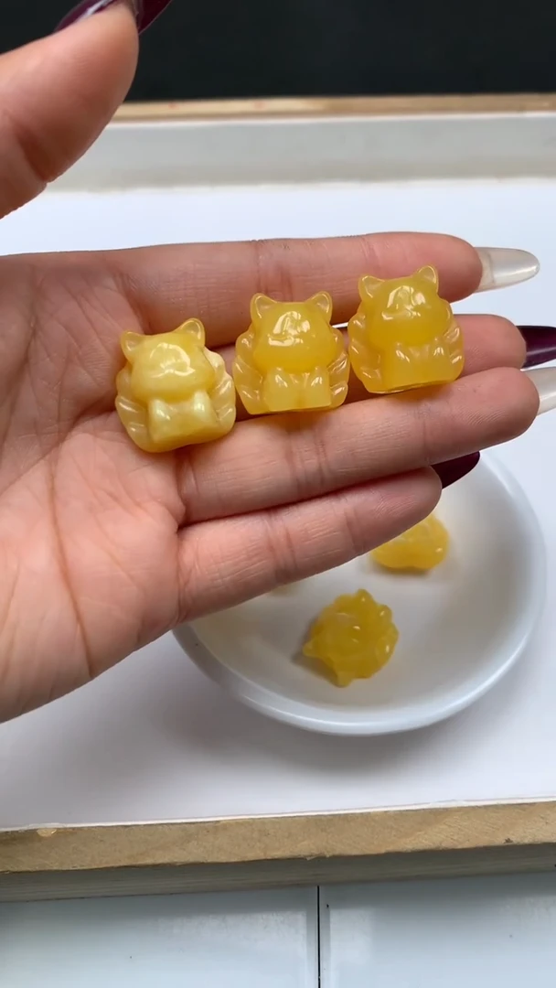 裸石蜜蜡未镶嵌E110 蜜蜡 通孔九尾18*19mm1个5.2元