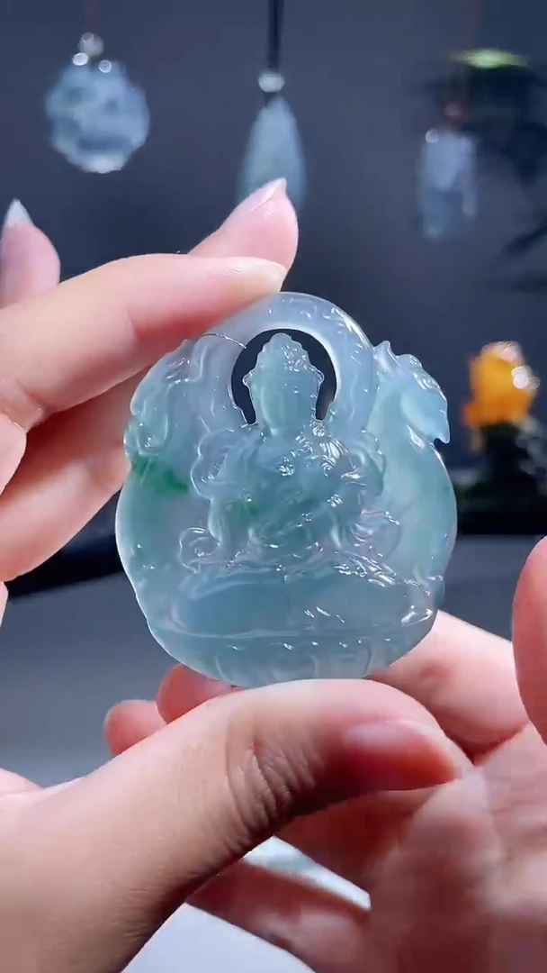 翡翠未镶嵌颈饰龙凤观音