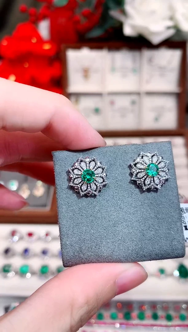 耳饰18K金镶嵌祖母绿0.68ct/天然宝石/七天无理由