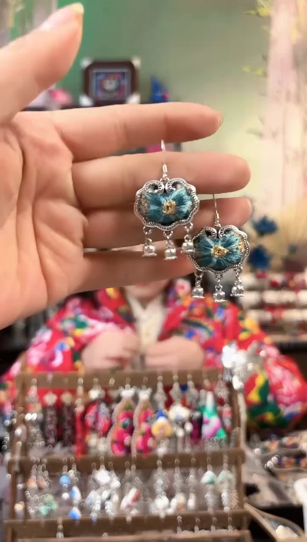 彩云南阁非遗老绣苗银饰品686