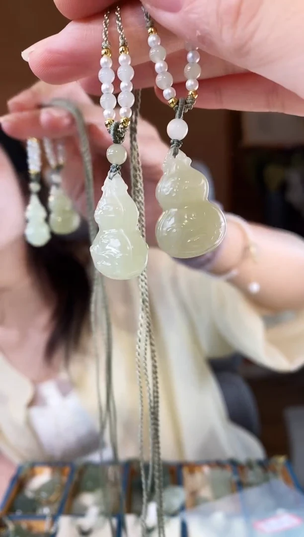 和田玉未镶嵌颈饰葫芦