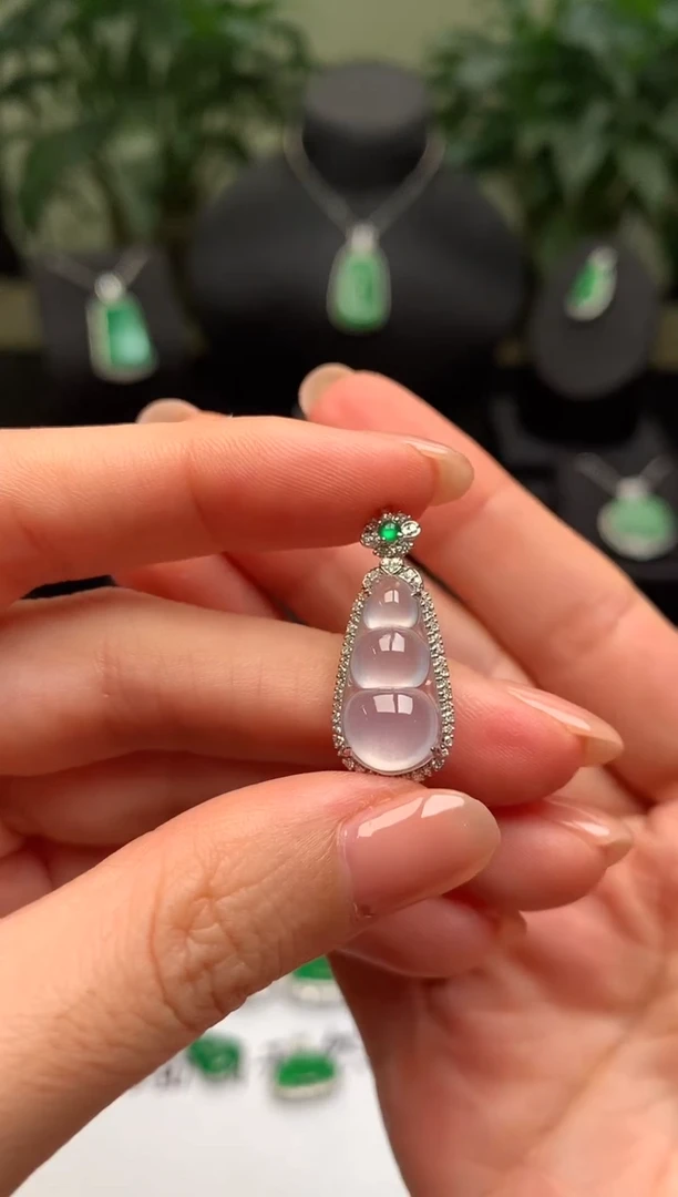 颈饰18K金镶嵌翡翠福豆