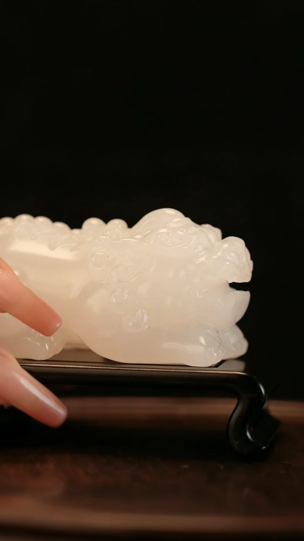 云南石荔枝白雕刻：守望貔貅