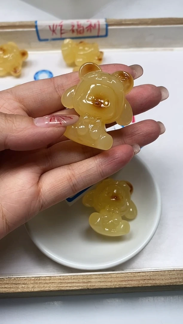 【闪购商品】蜜蜡裸石未镶嵌M404 蜜蜡兔兔熊（牛鼻孔）1个15元