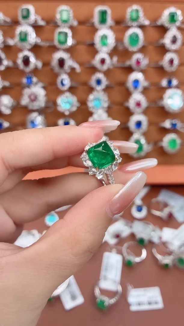 18K戒指18K金镶嵌祖母绿-沃顿绿