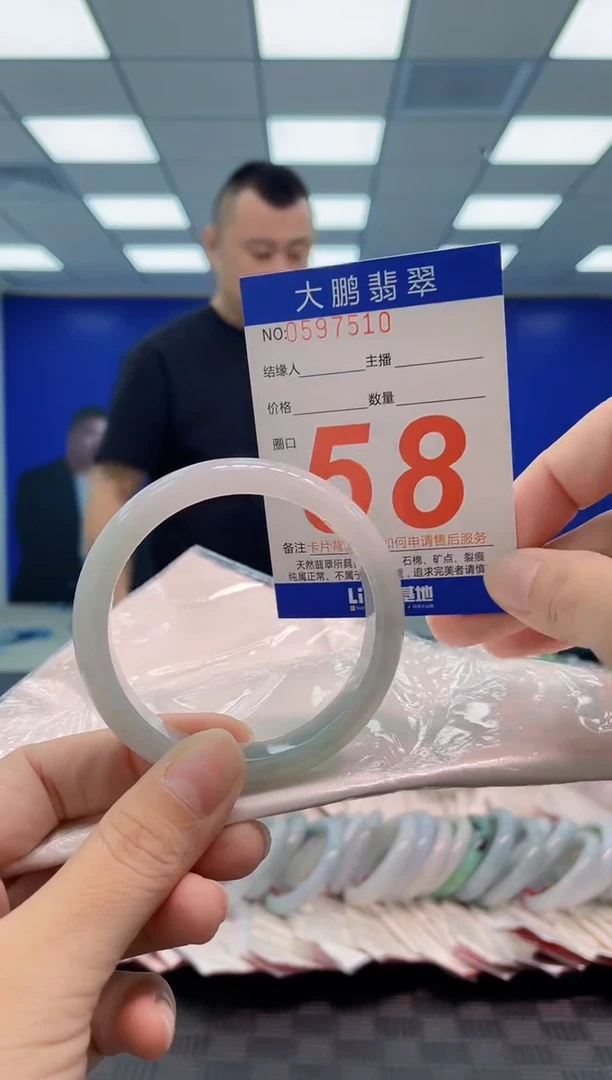 翡翠手镯未镶嵌AAAAAAAA