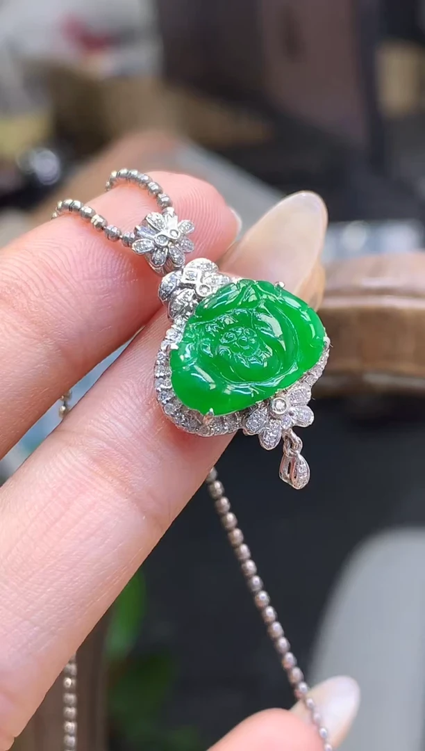 18K金镶嵌挂件翡翠荷花不含链