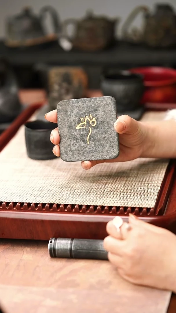 归玉堂冰碛岩重工雕刻8*8洒金乌金石杯垫