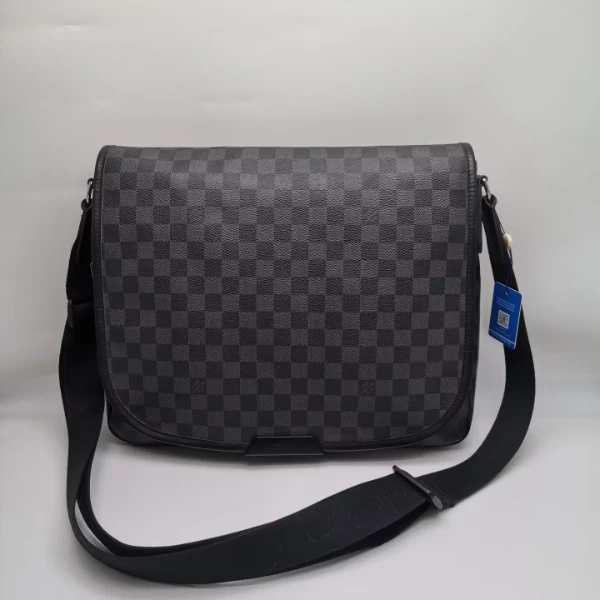 95新 LouisVuitton/路易威登  97新18175 LV黑棋盘格翻盖斜挎包
