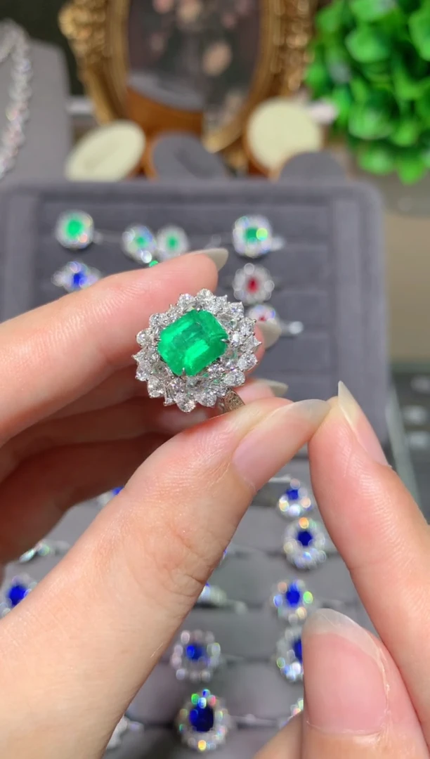 祖母绿戒指18K金镶嵌2.2CT