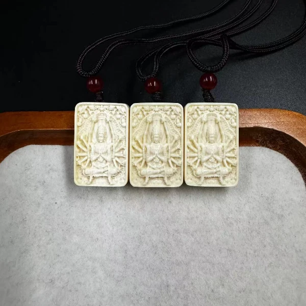 P7106天然猛犸牙雕刻千手守护神佛牌 支持鉴定 假