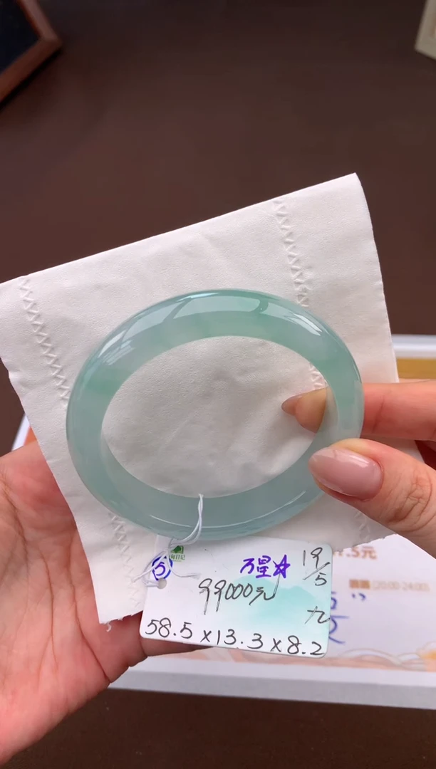 翡翠手镯未镶嵌自带#520送礼#，联系客服核对地址~