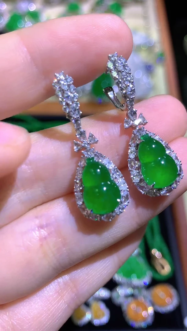 18K金镶嵌翡翠耳饰高冰满绿起光葫芦耳坠