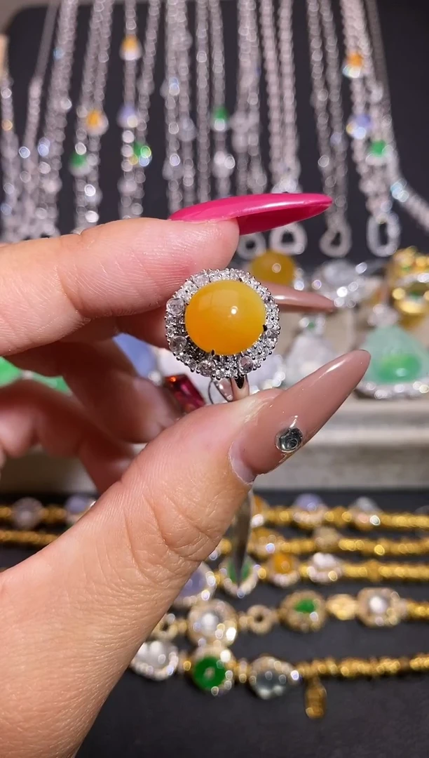 颈饰18K金镶嵌翡翠戒指