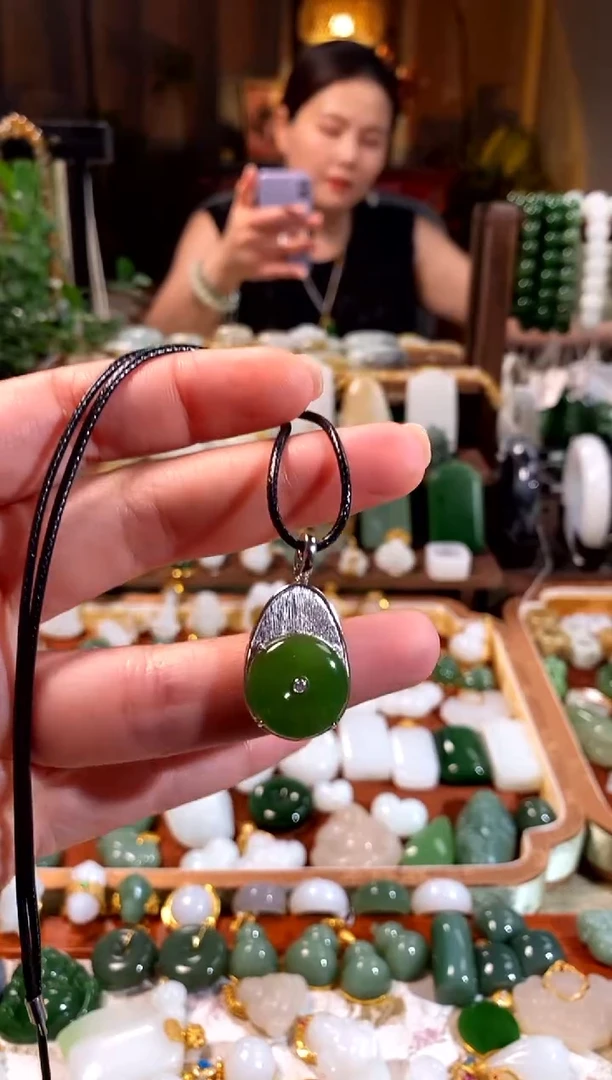 和田玉银S925镶嵌吊坠(赠链).