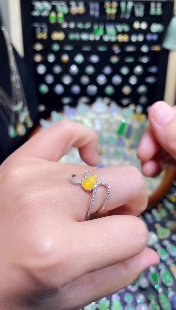 颈饰18K金镶嵌翡翠玻璃种黄翡葫芦戒指