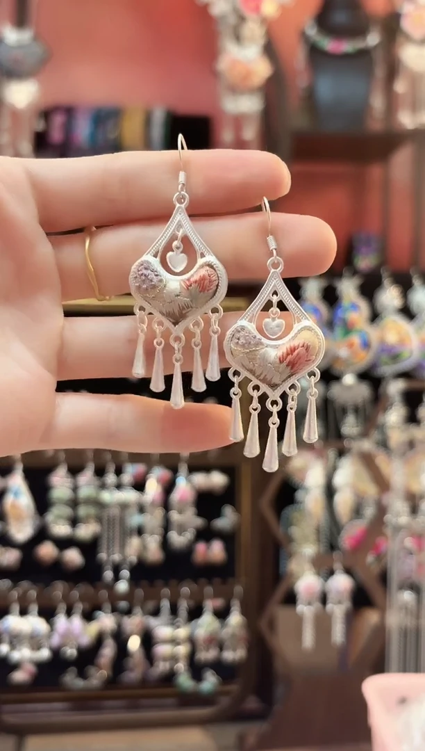 织绣云织谣老绣饰品