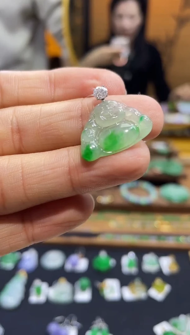 颈饰18K金镶嵌翡翠佛公