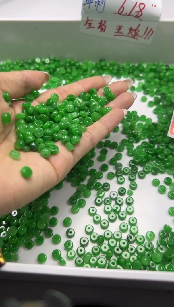 翡翠未镶嵌颈饰w1700辣绿翡算盘6*3mm*30颗