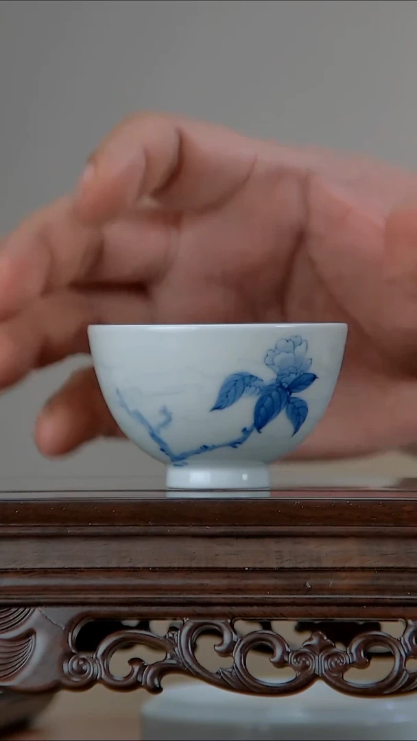 折枝花卉青花手绘杯子。。。。。。。