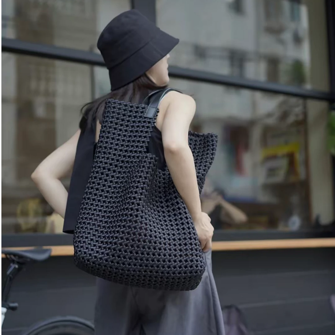 2025新款设计师手提单肩编织水桶包女时尚镂空包编织大容量腋下包