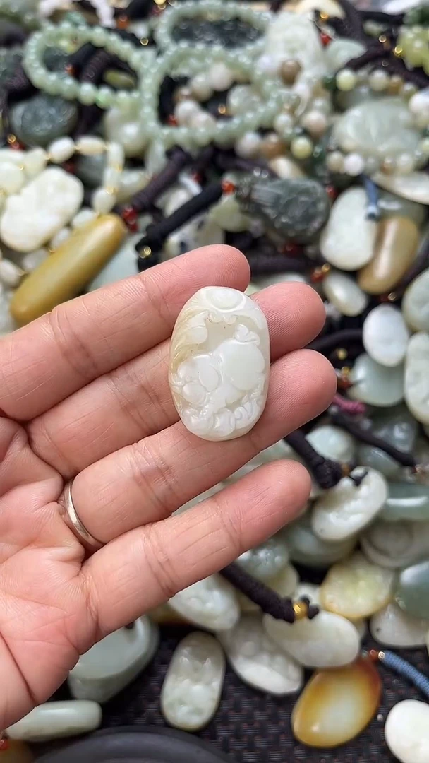 和田玉未镶嵌颈饰（多样性发一件）没有证书有瑕