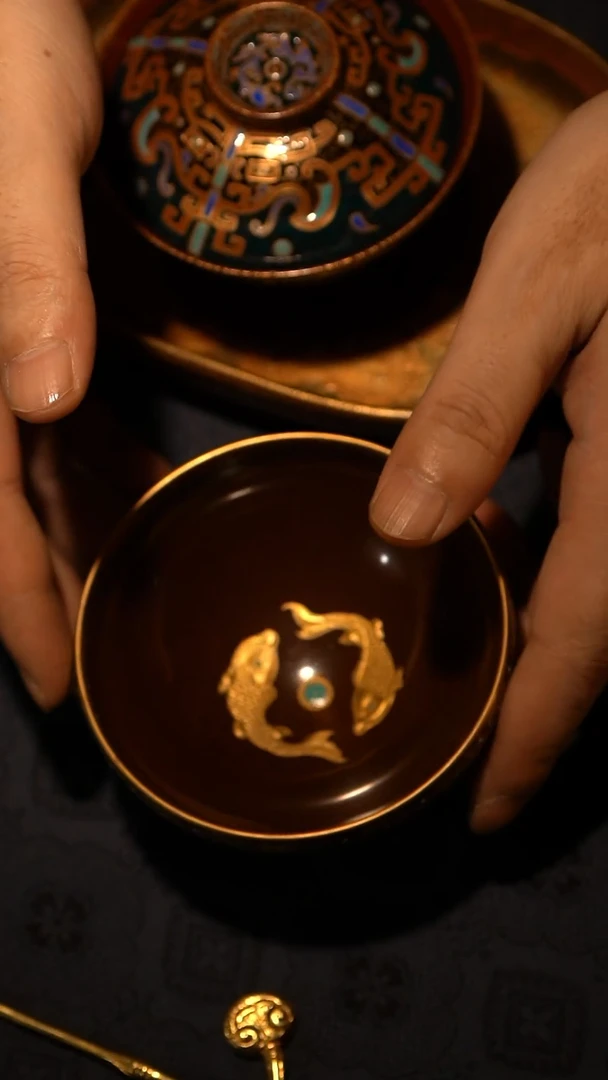 【闪购商品】瓷片宝蕴青颜 错金银紫金釉双鱼杯