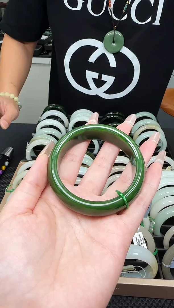 未镶嵌手镯和田玉一支，56圈口