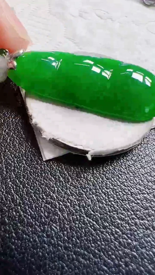 颈饰18K金镶嵌翡翠豆