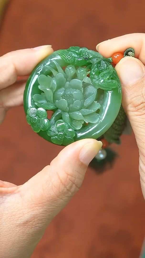 颈饰未镶嵌和田玉吊坠