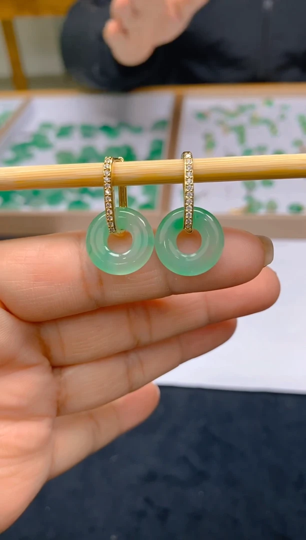 【闪购商品】石英质玉耳钉银S925镶嵌冰美人A货非洲翠