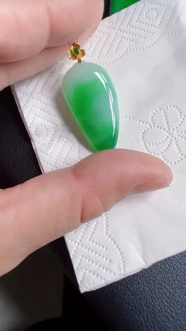 颈饰18K金镶嵌翡翠瓜