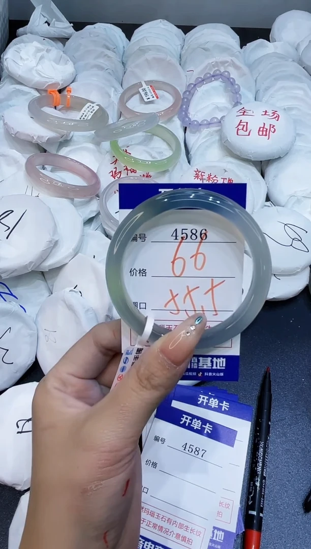玛瑙/玉髓手镯未镶嵌成****天4586