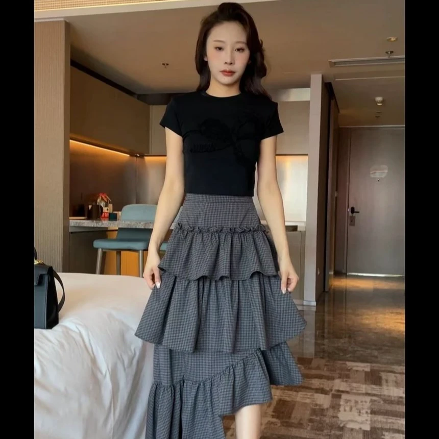 夏季法式复古压褶不规则下摆格纹中长款半身裙黑色T恤网红两件套