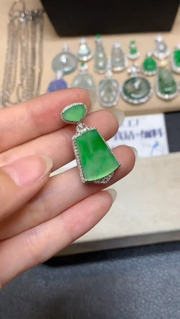 颈饰18K金镶嵌翡翠无事牌【无服务费